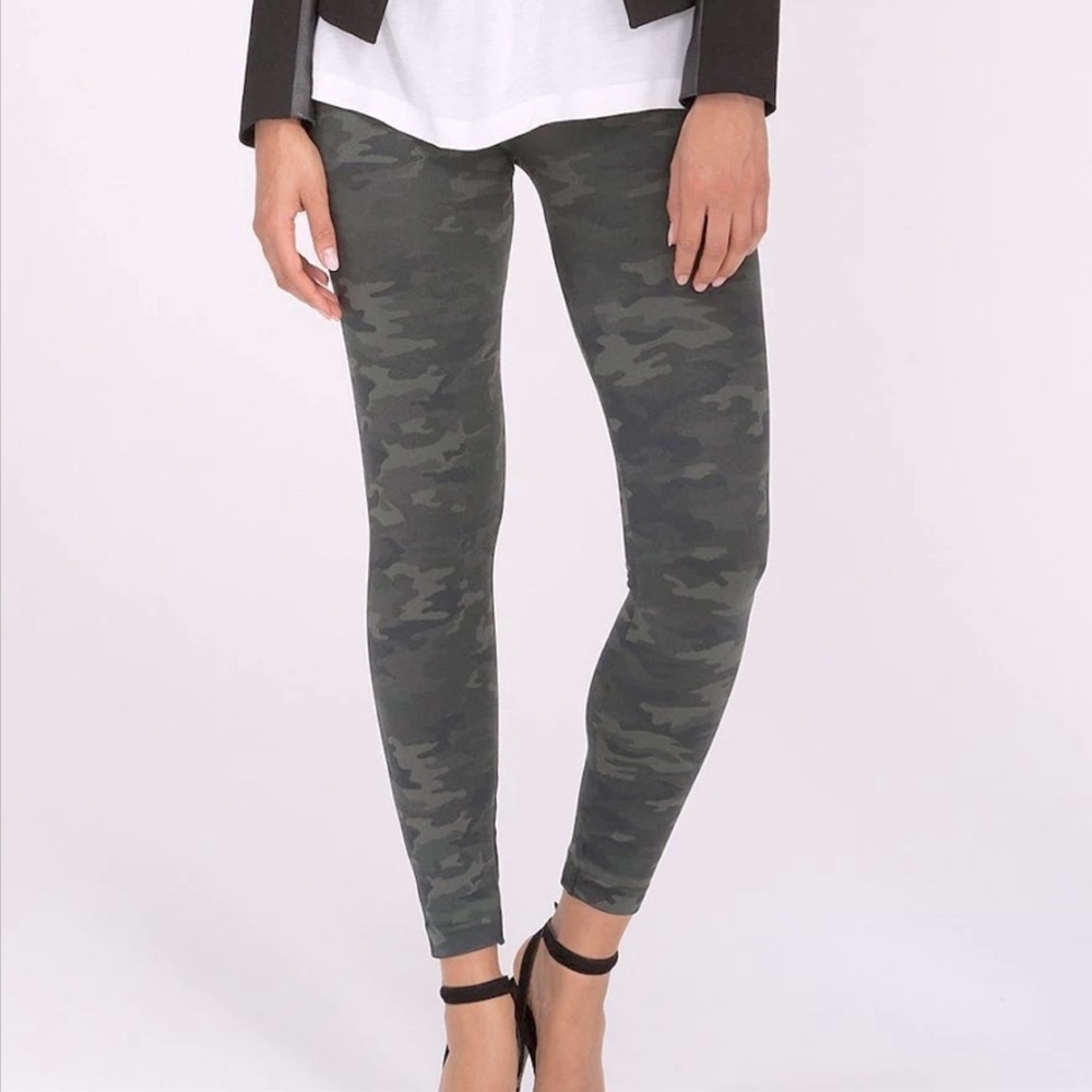 🔥Spanx, Soft Camo Leggings, Excellent Condition, Super Slimming, Size Small